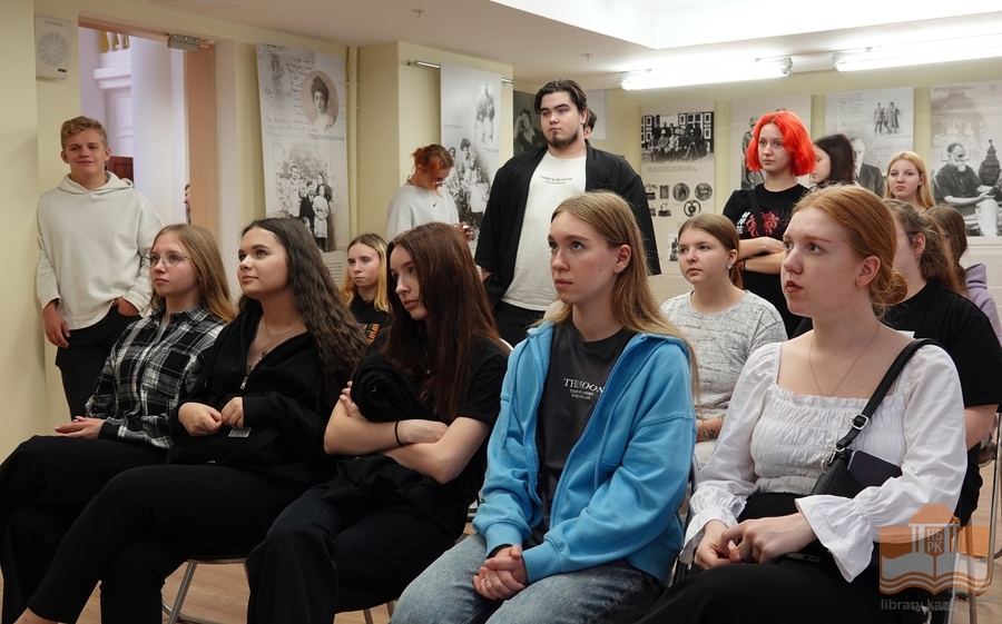 Студенты Колледжа технологии и предпринимательства в Национальной библиотеке Карелии