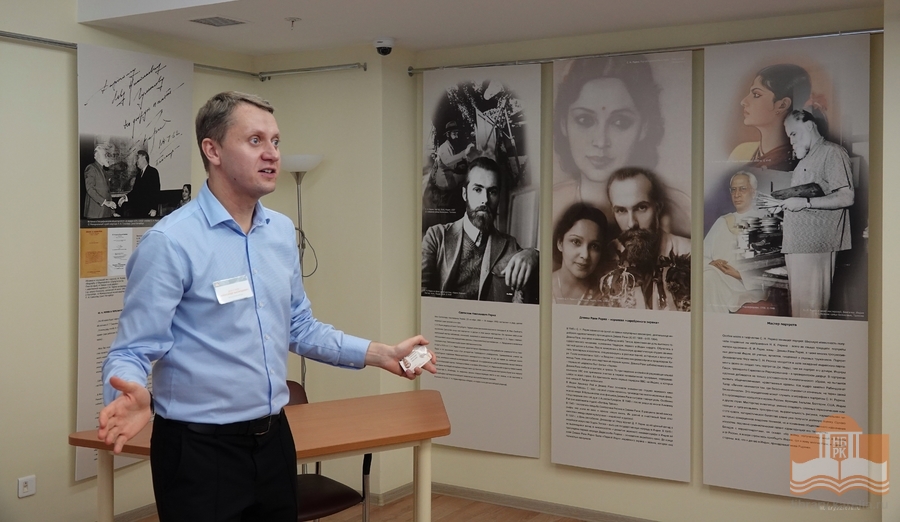 Экскурсию ведет Александр Докучаев