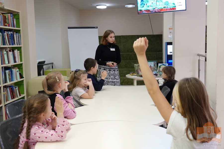 Программу «Маленький краевед: Лес — наше богатство» проводит Анастасия Пономарёва, библиотекарь Центра детского чтения