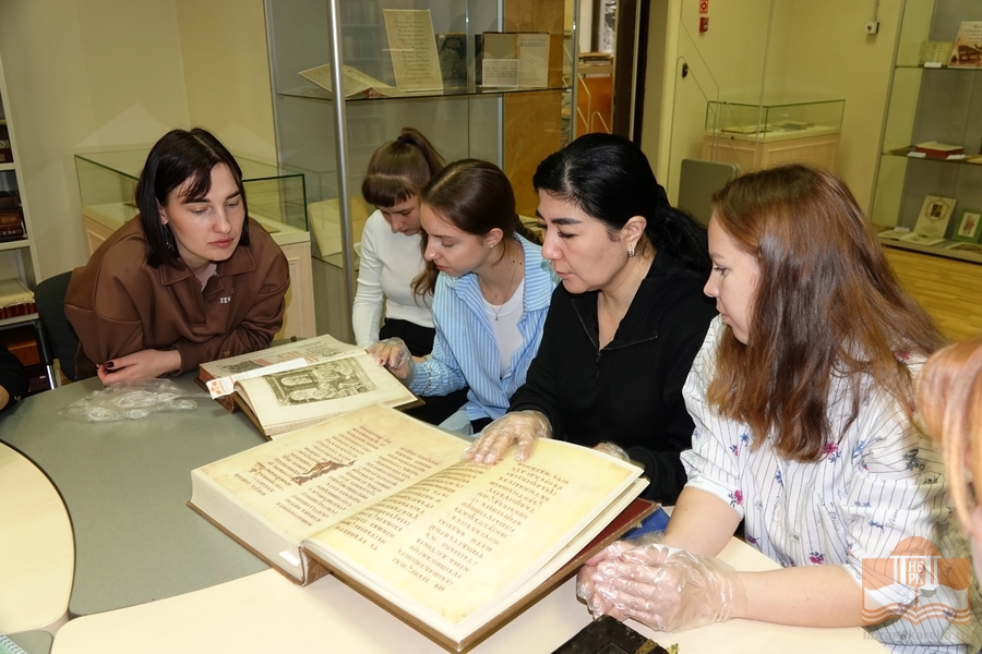 Занятие по истории книжности Древней Руси для студентов ПетрГУ