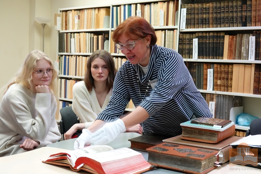 Занятие по истории книжности Древней Руси для студентов ПетрГУ провела Е.В. Одинец