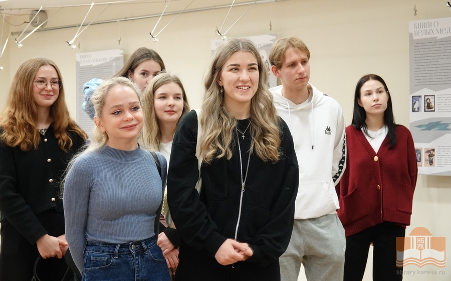 Участники семинара «Творческие и просветительские программы Центра детского чтения» на экскурсии по выставке «Читаем об Арктике»