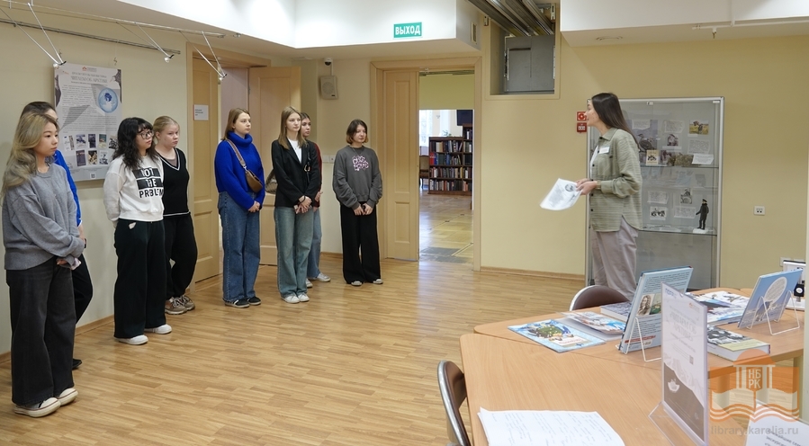 Участники семинара «Творческие и просветительские программы Центра детского чтения» на экскурсии по выставке «Читаем об Арктике»