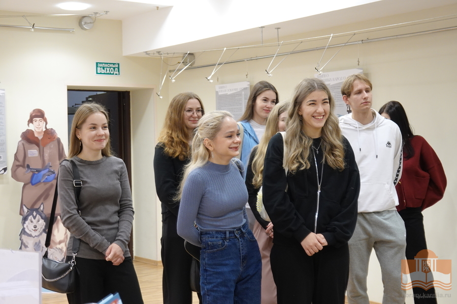 Участники семинара «Творческие и просветительские программы Центра детского чтения» на экскурсии по выставке «Читаем об Арктике»