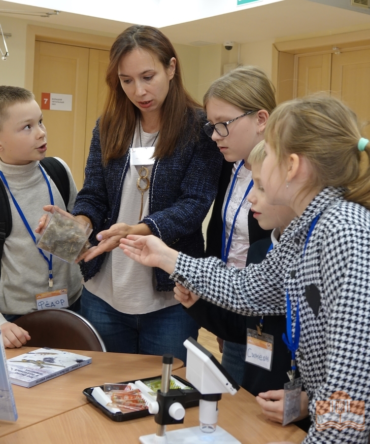 Участники просветительской программы «Маленькие герои большой войны» на экскурсии по выставке «Читаем об Арктике»