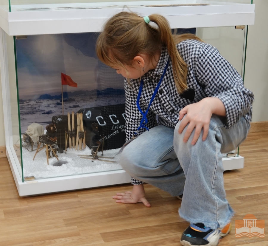 Участники просветительской программы «Маленькие герои большой войны» на экскурсии по выставке «Читаем об Арктике»