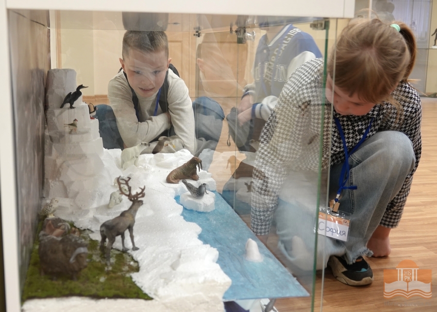 Участники просветительской программы «Маленькие герои большой войны» на экскурсии по выставке «Читаем об Арктике»