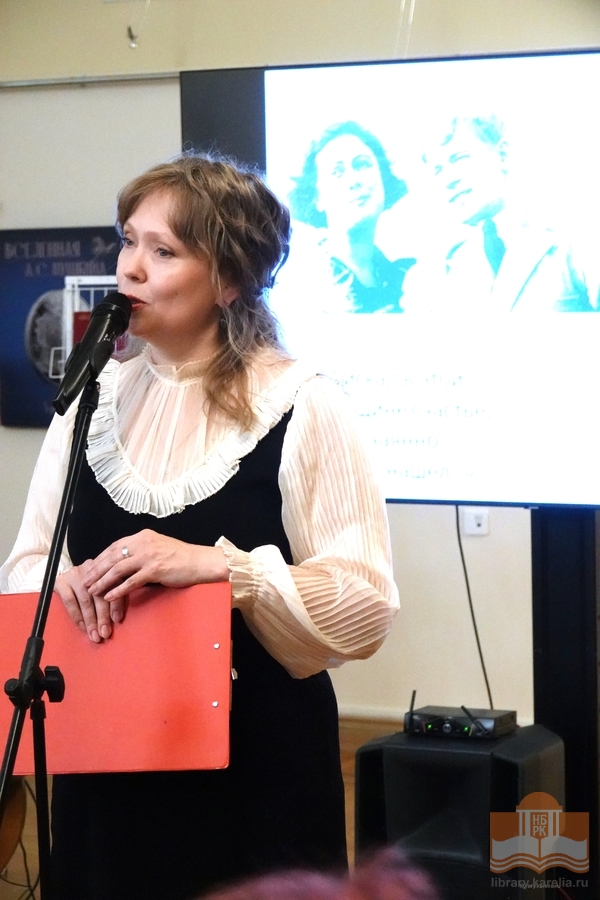 Гости программы услышали самые проникновенные строчки из писем Сергея Есенина и Айседоры Дункан. Поет Лариса Феклистова