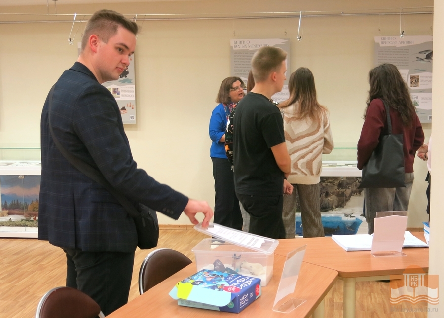 На выставке «Читаем об Арктике» в Национальной библиотеке Карелии