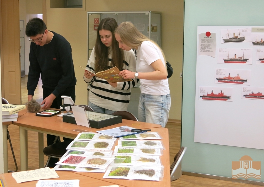 На выставке «Читаем об Арктике» в Национальной библиотеке Карелии