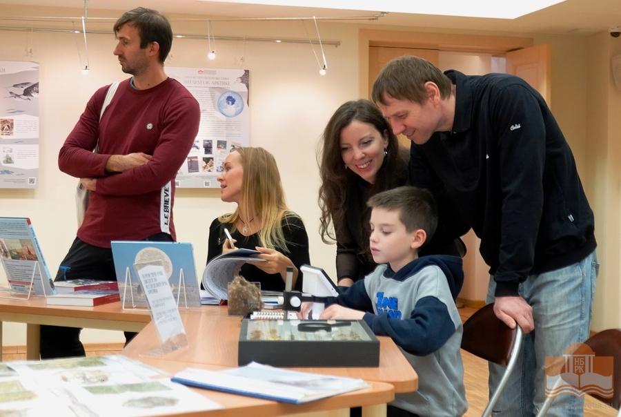 На выставке «Читаем об Арктике» в Национальной библиотеке Карелии