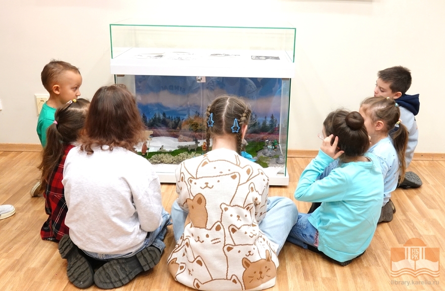 На выставке «Читаем об Арктике» в Национальной библиотеке Карелии