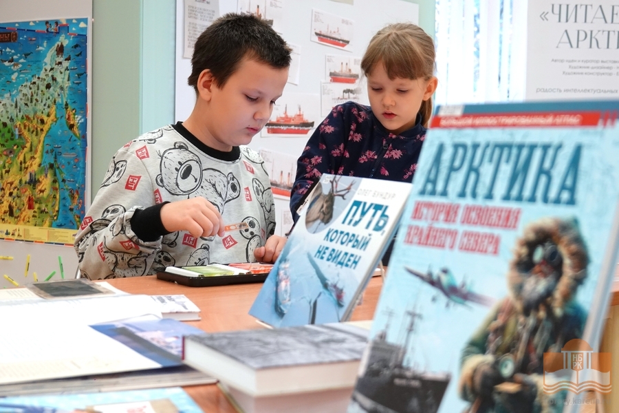 На выставке «Читаем об Арктике» в Национальной библиотеке Карелии