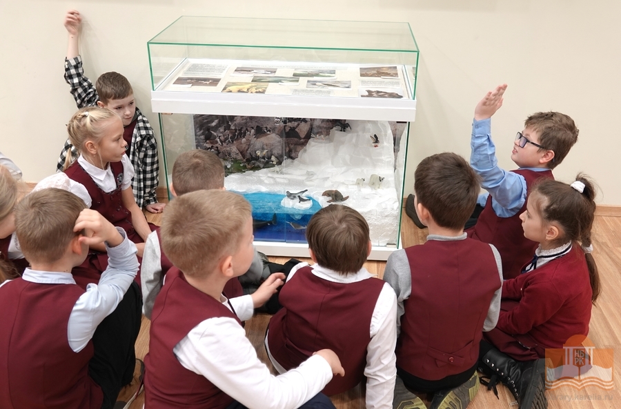 На выставке «Читаем об Арктике» в Национальной библиотеке Карелии