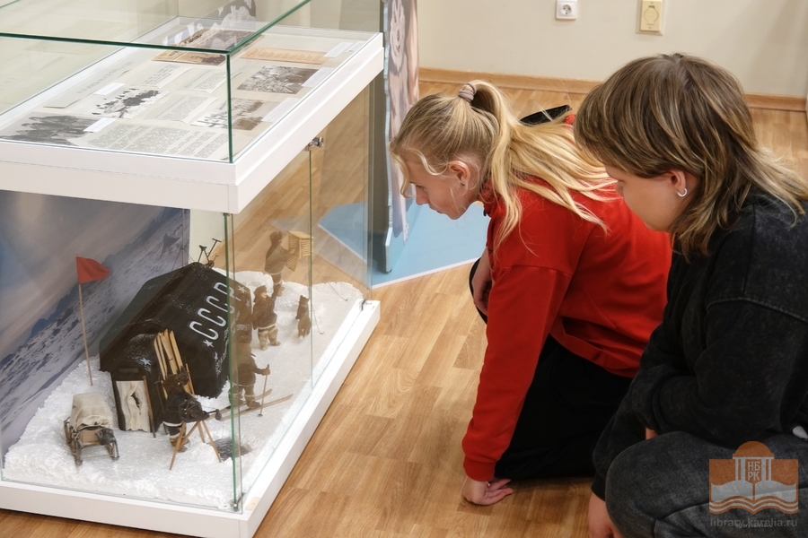 На выставке «Читаем об Арктике» в Национальной библиотеке Карелии
