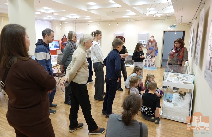 На выставке «Читаем об Арктике» в Национальной библиотеке Карелии