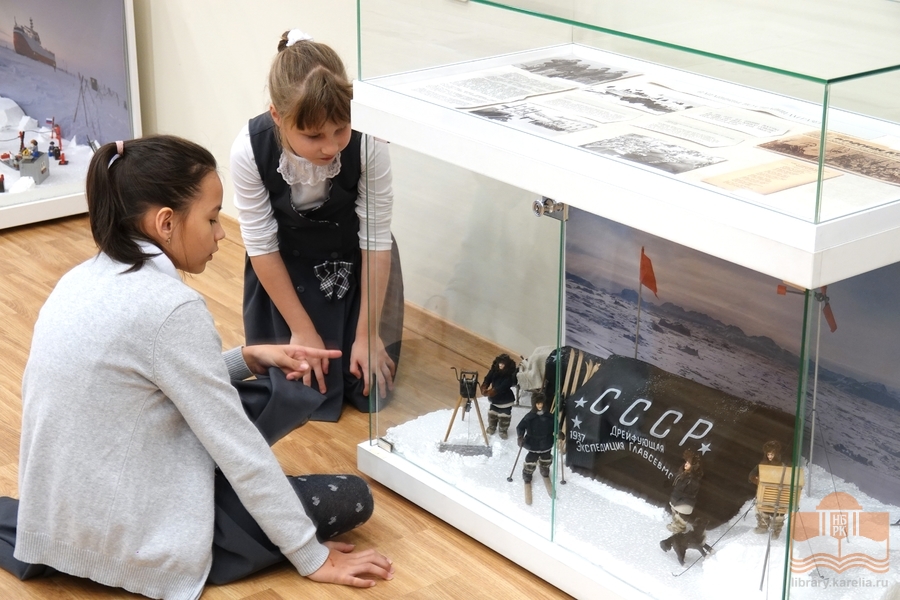 На выставке «Читаем об Арктике» в Национальной библиотеке Карелии