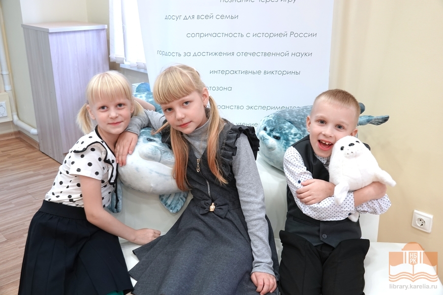 На выставке «Читаем об Арктике» в Национальной библиотеке Карелии