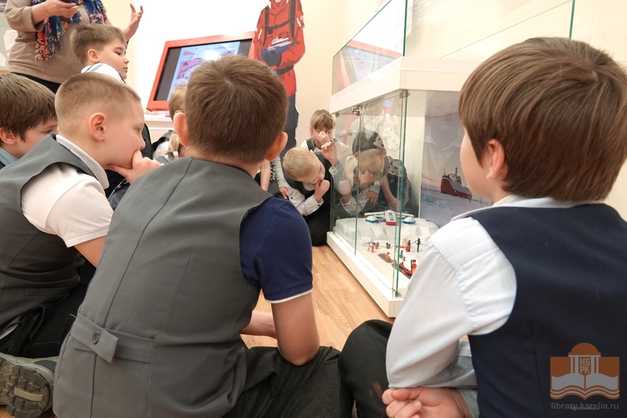 На выставке «Читаем об Арктике» в Национальной библиотеке Карелии