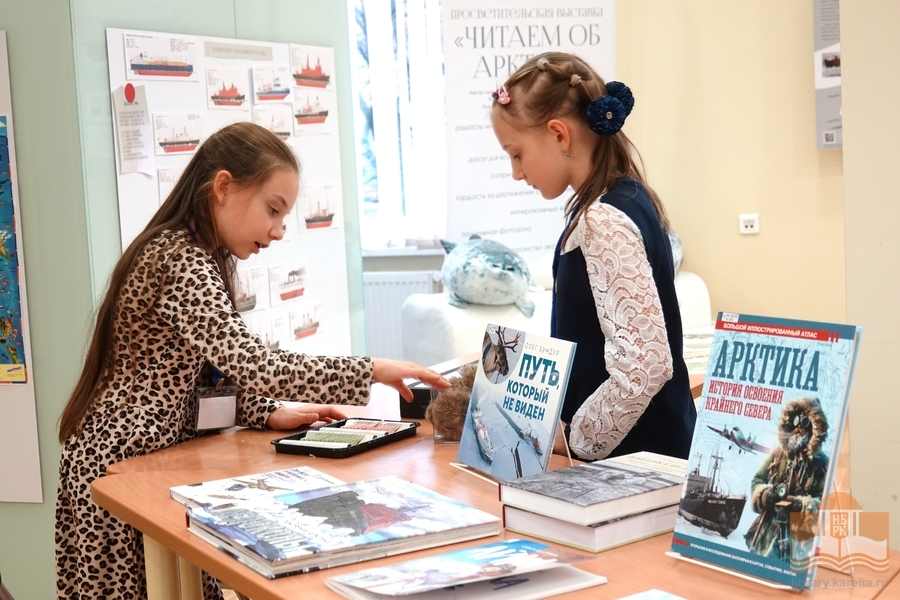 На выставке «Читаем об Арктике» в Национальной библиотеке Карелии