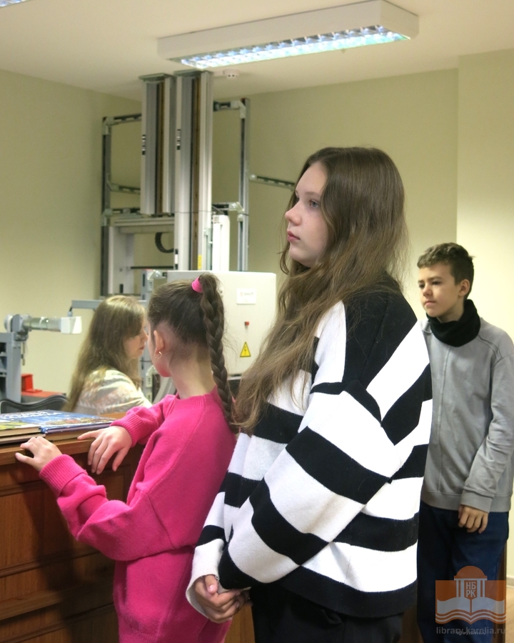 Шестиклассники школы №12 на экскурсии в Национальной библиотеке Карелии