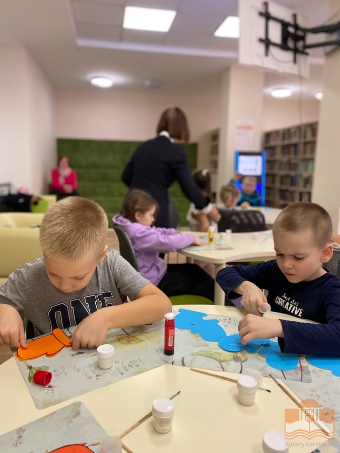 Юные участники программы «Куда спешат снежинки?» на мастер-классе