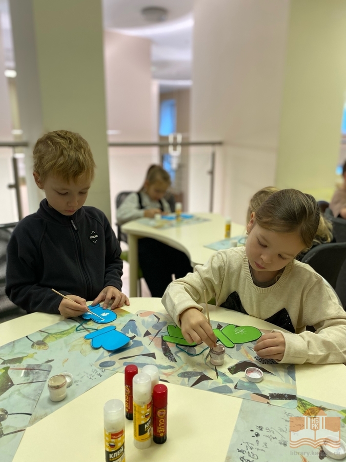 Юные участники программы «Куда спешат снежинки?» на мастер-классе