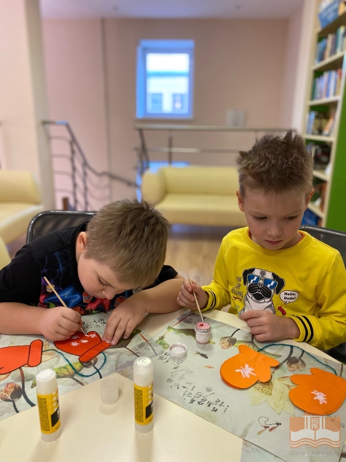 Юные участники программы «Куда спешат снежинки?» на мастер-классе