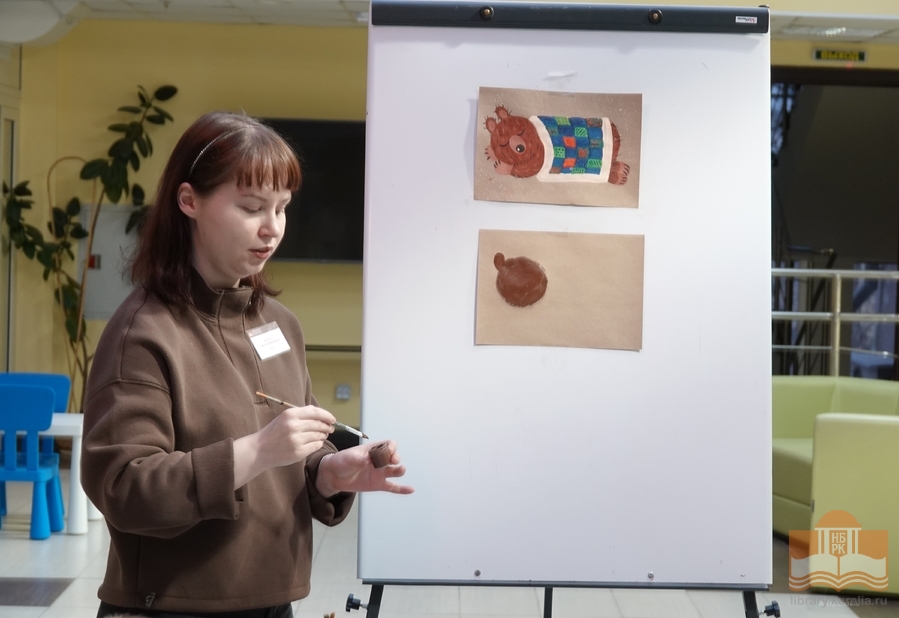 Творческую программу «Сказки и картинки» проводит Нина Аверина, сотрудник Национальной библиотеки Карелия