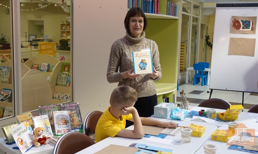 Творческую программу «Сказки и картинки» проводит Людмила Чечулина, ведущий библиотекарь Центра детского чтения