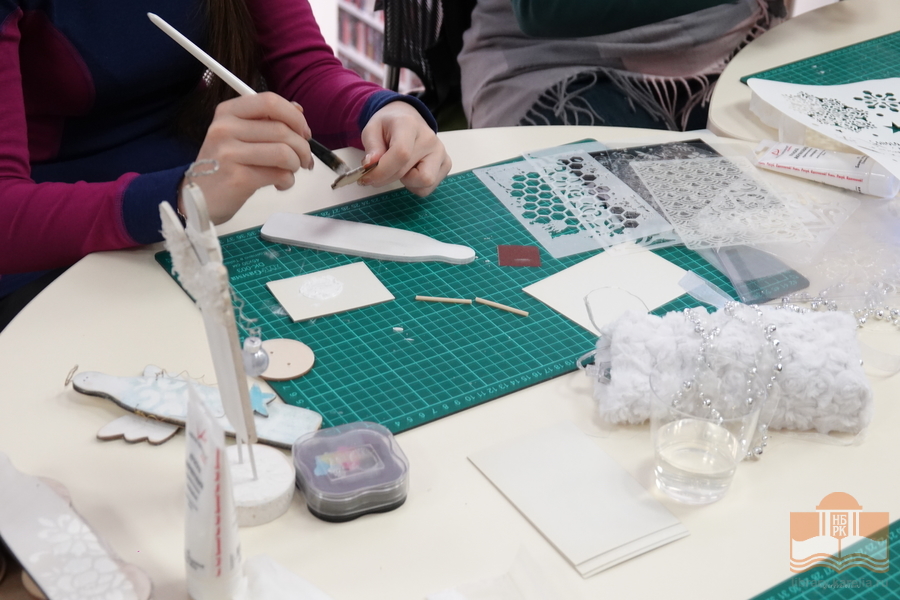 На мастер-классе для всей семьи «Магия новогодней игрушки»