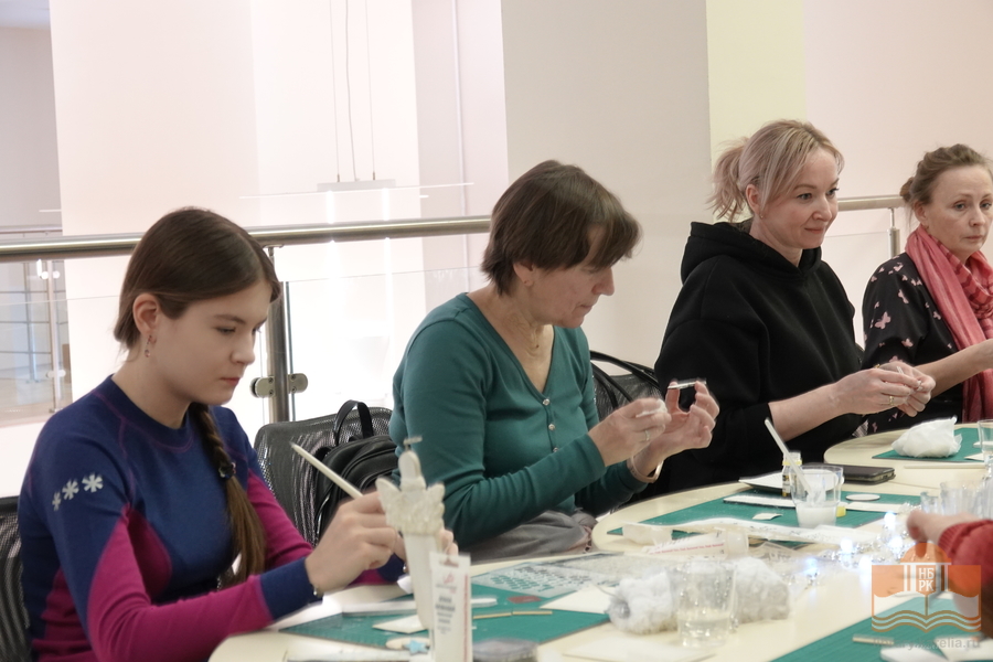 На мастер-классе для всей семьи «Магия новогодней игрушки»