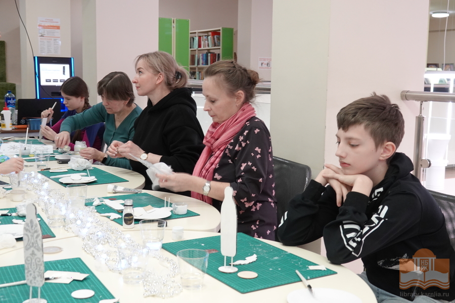 На мастер-классе для всей семьи «Магия новогодней игрушки»