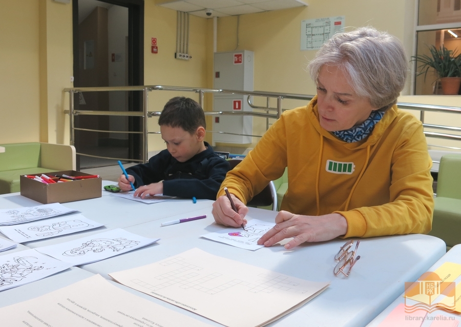 На творческой площадке «В гостях у сказки: читаем, смотрим, рисуем»