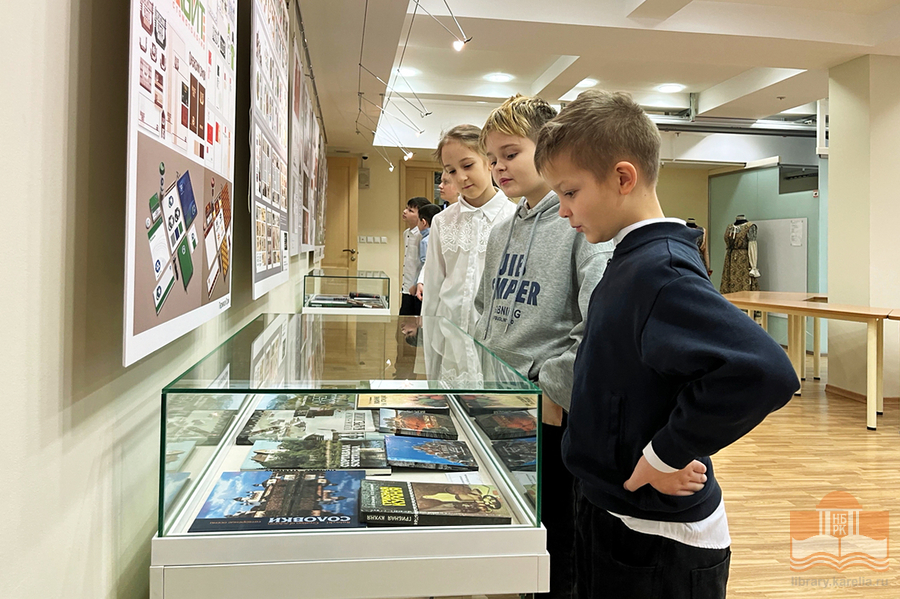 На экскурсии в Национальной библиотеке Карелии