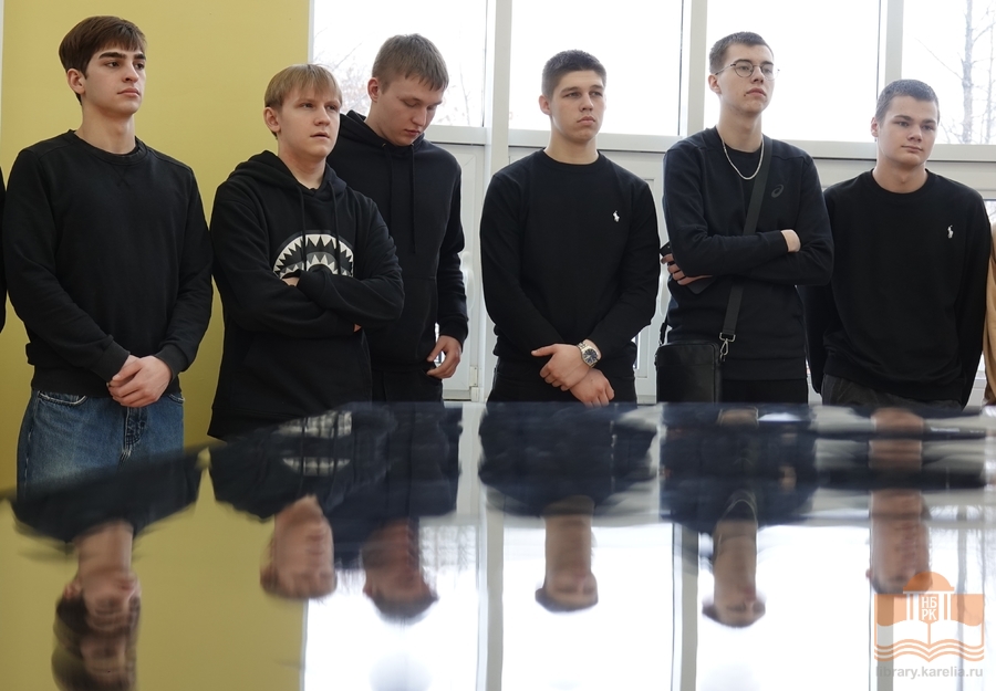 Студенты Петрозаводского архитектурно-строительного техникума в Национальной библиотеке Карелии