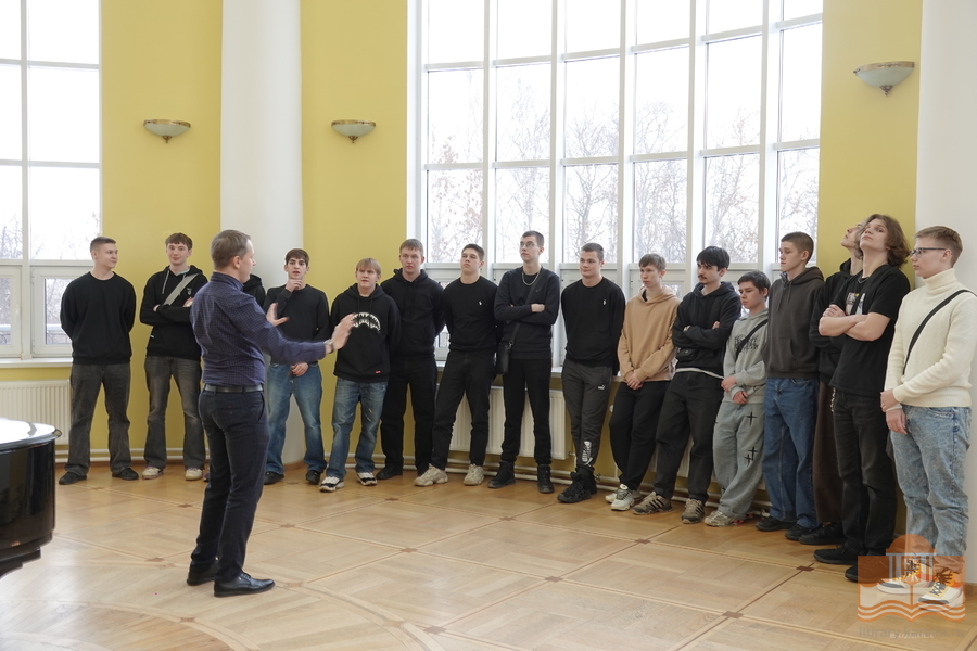 Студенты Петрозаводского архитектурно-строительного техникума в Национальной библиотеке Карелии