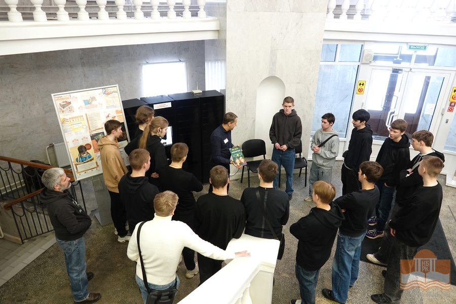 Студенты Петрозаводского архитектурно-строительного техникума в Национальной библиотеке Карелии