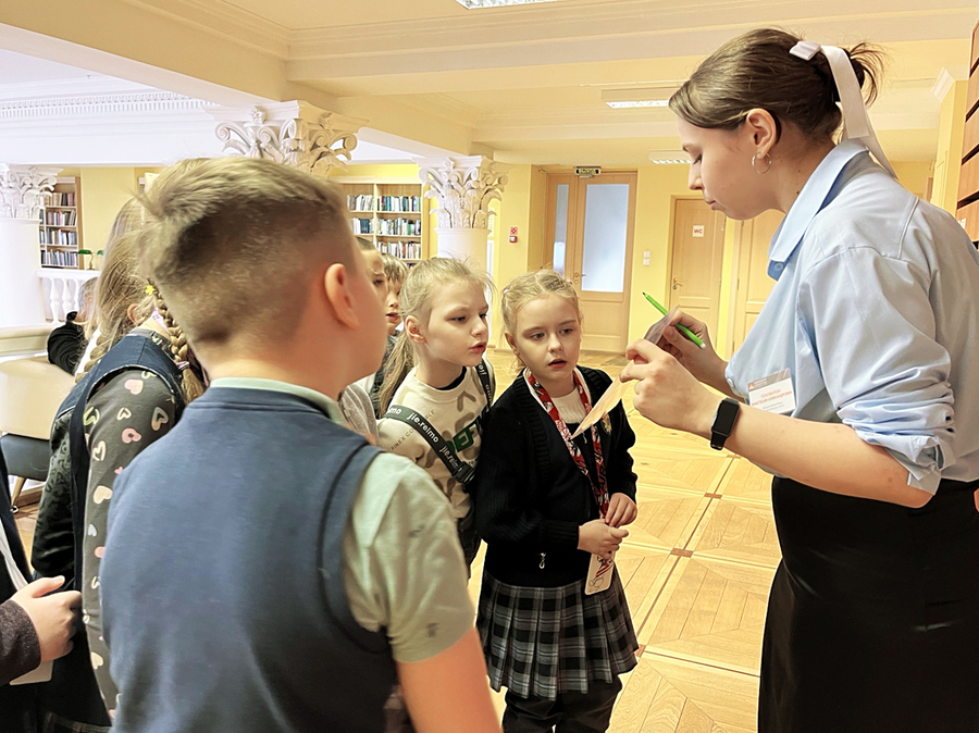 Второклассники школы №26 на экскурсии в Национальной библиотеке Карелии