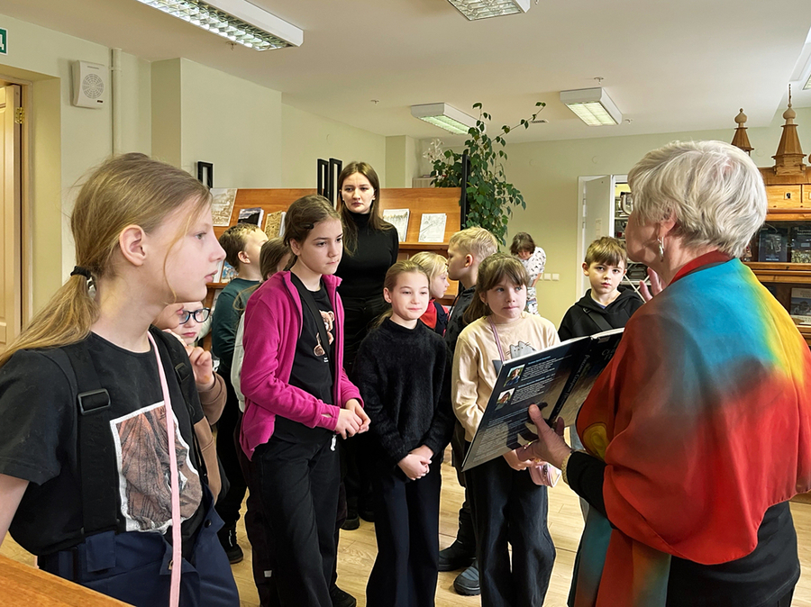 Третьеклассники школы №35 на экскурсии в Национальной библиотеке Карелии