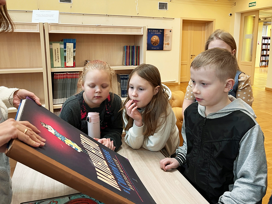 На экскурсии в Национальной библиотеке