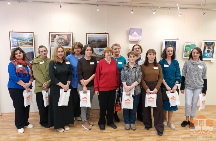 Участники выставки «Калейдоскоп талантов» в Национальной библиотеке Карелии