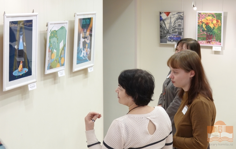На выставке «Калейдоскоп талантов» в Национальной библиотеке Карелии