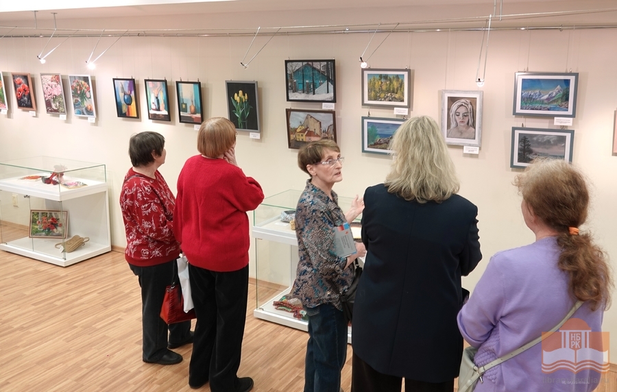 На выставке «Калейдоскоп талантов» в Национальной библиотеке Карелии