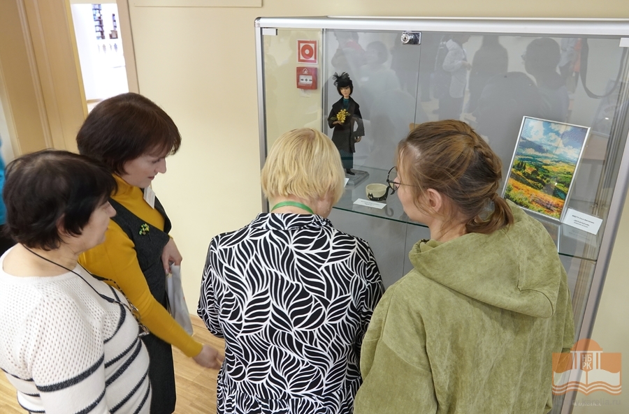 На выставке «Калейдоскоп талантов» в Национальной библиотеке Карелии