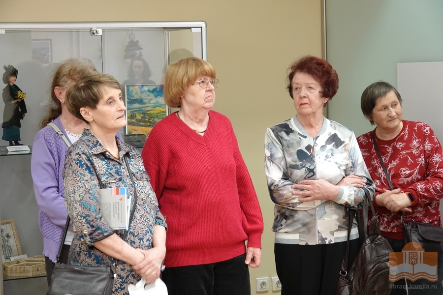 На выставке «Калейдоскоп талантов» в Национальной библиотеке Карелии