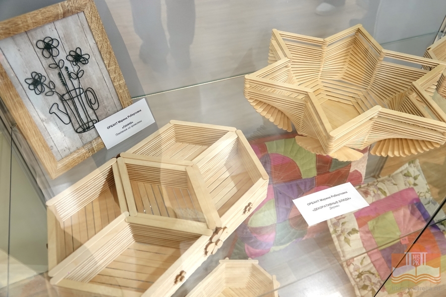 На выставке «Калейдоскоп талантов» в Национальной библиотеке Карелии