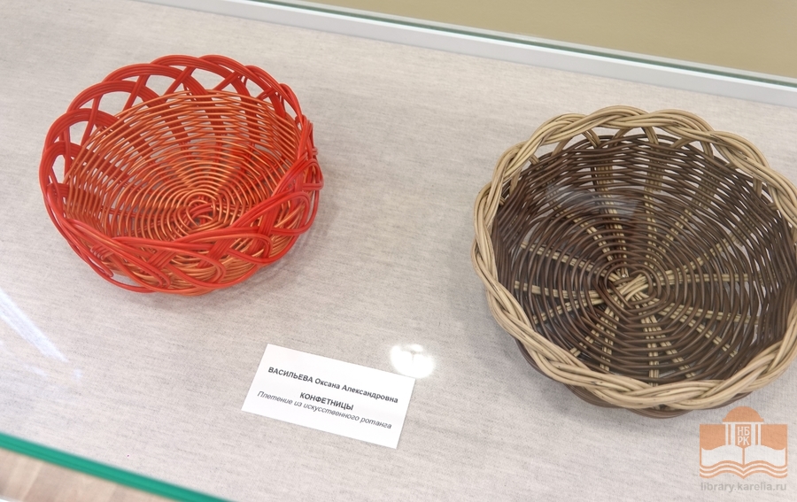 На выставке «Калейдоскоп талантов» в Национальной библиотеке Карелии