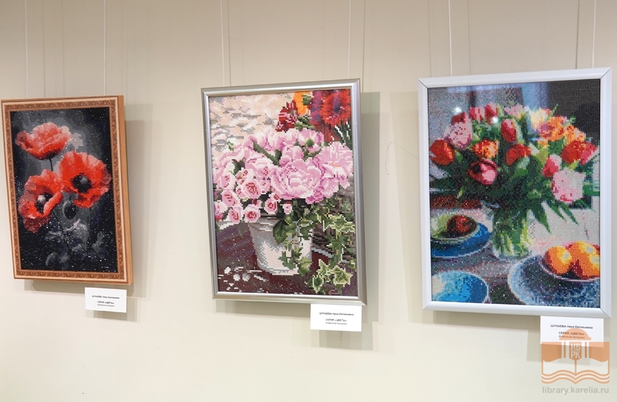 На выставке «Калейдоскоп талантов» в Национальной библиотеке Карелии