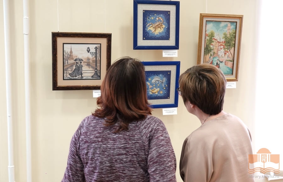 На выставке «Калейдоскоп талантов» в Национальной библиотеке Карелии